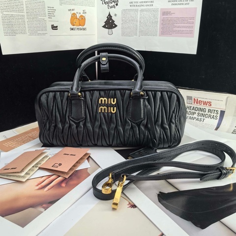 MiuMiu繆繆 黑色褶皺保齡球中號 黑金手提包斜挎包 底長28cm