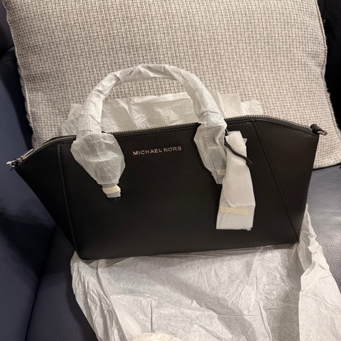 Michael Kors 防刮牛皮貝殼包 / 側翼手提斜背包(黑色）