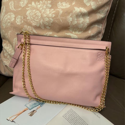 羅意威 櫻花粉 粉紅色 斜背包 粉紅皮革 櫻花色  loewe sakura pink T Pouch bag 斜背包 側背包 相機包 腋下包 斜背包 斜挎包 手拿包 手提包 包包 收納包 化妝包 粉紅色皮革