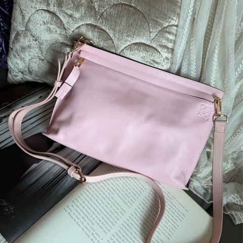 羅意威 櫻花粉 粉紅色 斜背包 粉紅皮革 櫻花色  loewe sakura pink T Pouch bag 斜背包 側背包 相機包 腋下包 斜背包 斜挎包 手拿包 手提包 包包 收納包 化妝包 粉紅色皮革