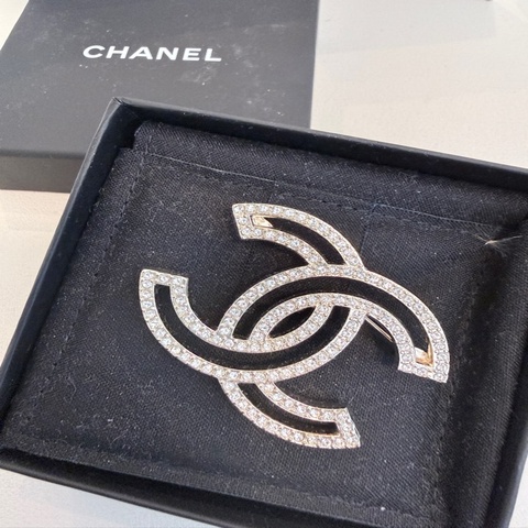 Chanel✨滿鑽LOGO鏤空胸針