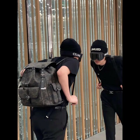Celine賽琳稀少黑花凱旋門炸藥雙肩包 99新✨️