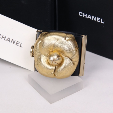 Chanel 17年金色皮革山茶花手镯