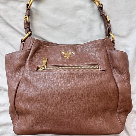 🤎 Prada 榛果奶茶棕 Hobo｜通勤約會出遊一包搞定｜容量超乎想像的神隊友