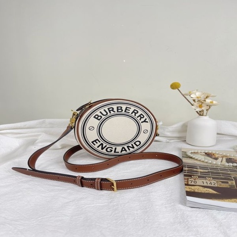 平台最低價最新閒置品✨ 許路兒同款 BURBERRY 巴寶莉 Louise 帆布圓餅手拿斜背包（白/棕）