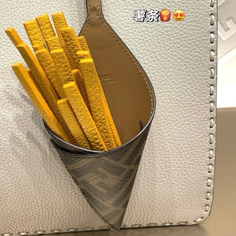 FENDI✨薯條掛飾包飾鑰匙圈