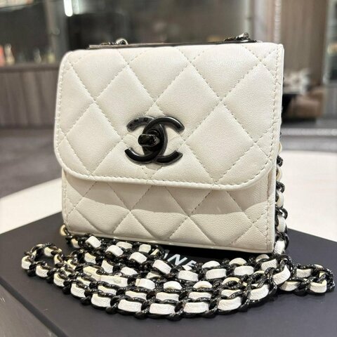 CHANEL Trendy CC Mini 白羊皮黑釦斜背包 (芯片款)