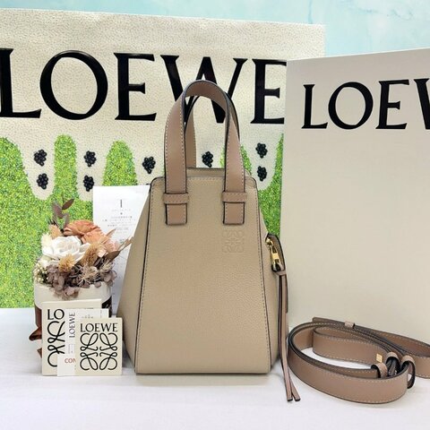 LOEWE 沙色粒面小牛皮吊床包