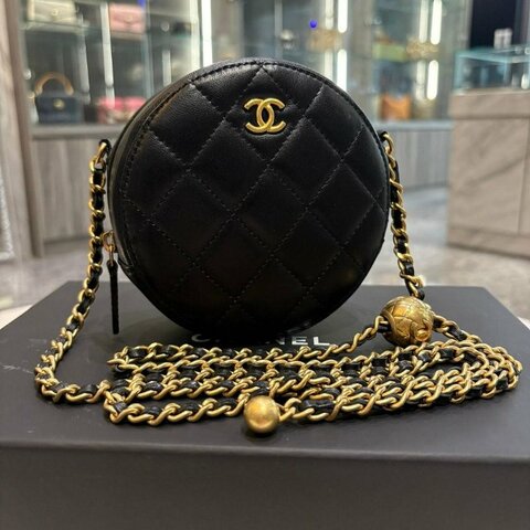 CHANEL 經典仿舊菱格紋小金球鏈帶拉鍊圓形斜背包(黑金/保卡款)