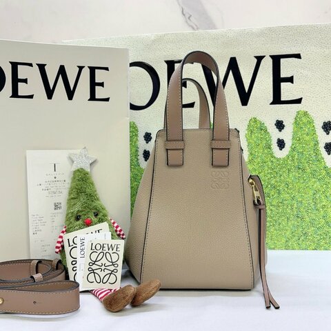 LOEWE 沙色牛皮吊床包