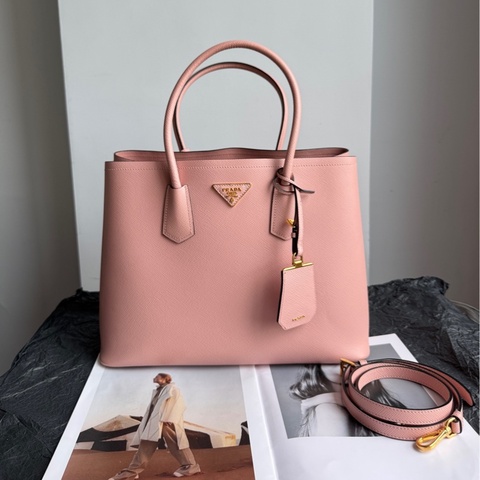 Prada Saffiano中號手提挎包 櫻花粉 尺寸約33x25x14.5cm。