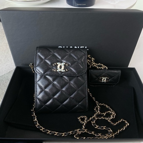 CHANEL香奈兒 21P黑色顆粒牛皮金色金屬琺瑯扣二合一手機包耳機包 鐳射30開