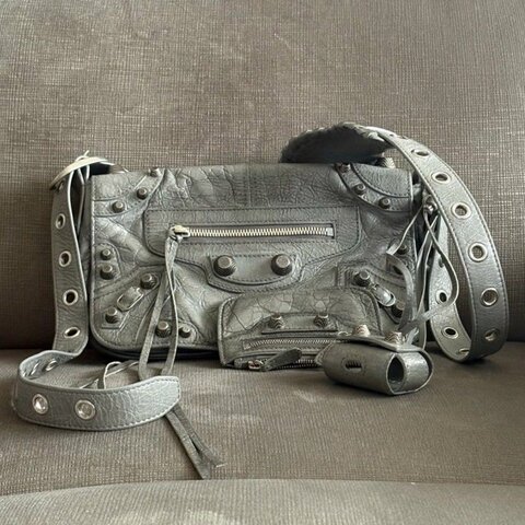 【 Balenciaga巴黎世家 】La Cagole_側背包/機車包/皮革包/卯釘包_Gray(洗舊灰)