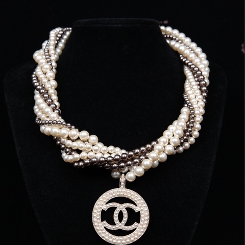 Chanel 16年多层珍珠缠绕镂空cc吊坠chocker短项链