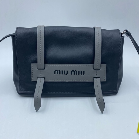 繆繆/Miu Miu  黑灰拼色郵差包 尺寸：24*10.5*15 配件：無附件。