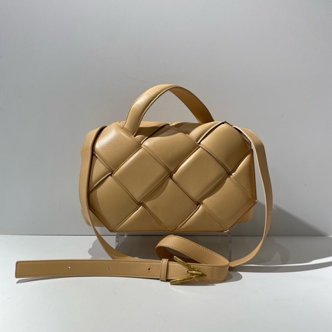 Bottega Veneta葆蝶家Cassette編織翻蓋枕頭包 杏色金扣 30*20cm