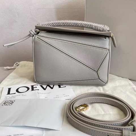 99新 Loewe羅意威 新款珍珠灰 麂皮內里 puzzle mini 尺寸18