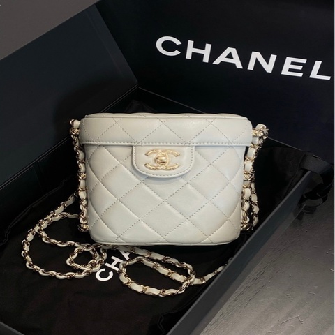【芯片全新閒置】香奈兒/Chanel 23C淺灰色水桶圓筒翻蓋鏈條盒子斜挎包 閒置未使用
