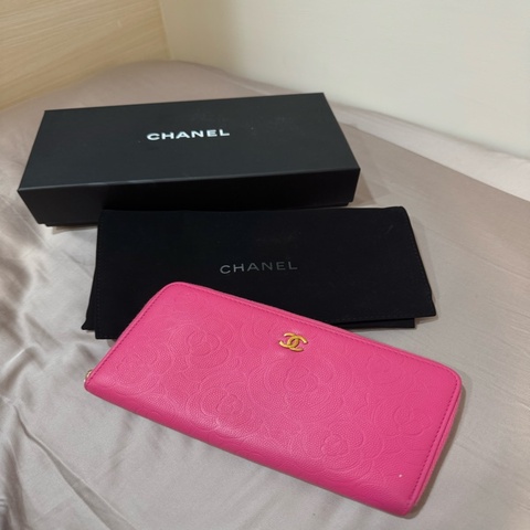 CHANEL Camellia壓紋拉鍊長夾
