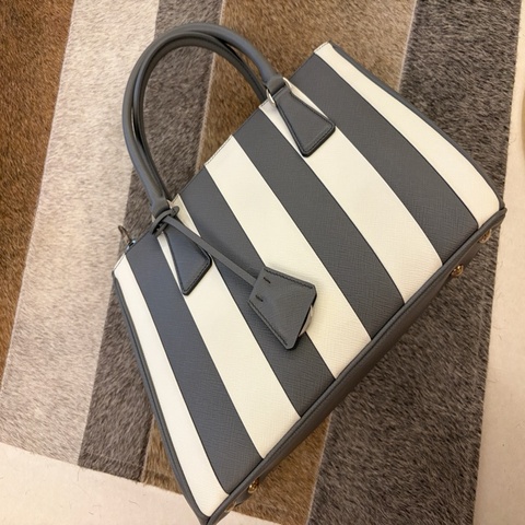 Prada Galleria 手提包 Saffiano 皮革 中型包 灰白 條紋 拼接 撞色