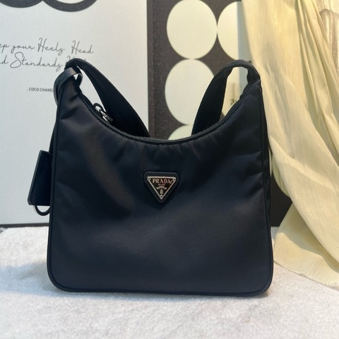 Prada/普拉達  Hobo 黑色尼龍 出搭配 腋下背 Prada經典款 尺寸 22*17*6
