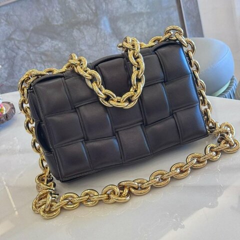 BOTTEGA VENETA The Chain Cassette 編織小羊皮鍊帶枕頭包