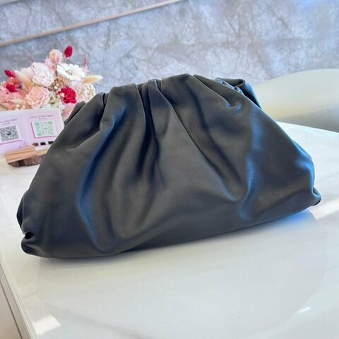BOTTEGA VENETA 大款雲朵皺褶牛皮手拿包
