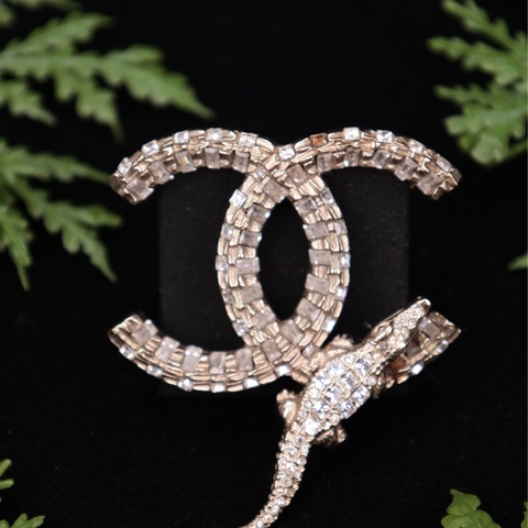 Chanel 09年金色莱茵石双C鳄鱼胸针