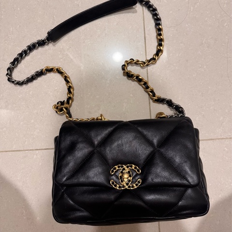 Chanel 19 經典羊皮黑金