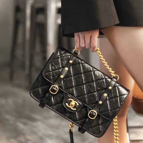 Chanel 21b黑金劍橋郵差包 復古金扣金鍊翻蓋菱格 手提包斜挎包 黑色 金扣