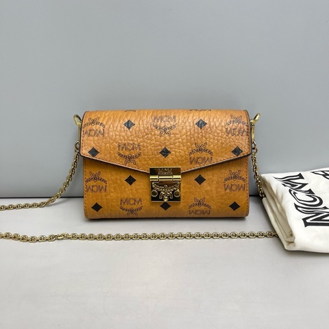MCM  焦糖色老花小號鏈條信封包，尺寸 18×12×5 附件 塵袋
