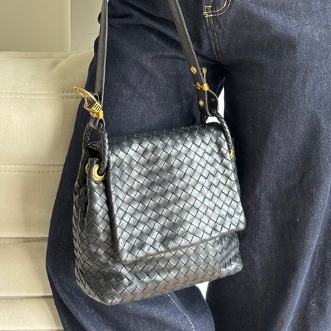 葆蝶家 Bottega Veneta，黑色金扣經典編織手提腋下單肩包，尺寸:30x10x22cm