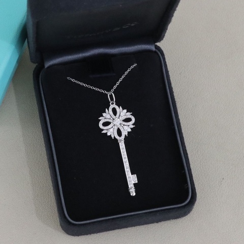 Tiffany蒂芙尼 Keys Victoria項鍊，中號吊墜高4.5cm，PT950鉑金滿鑽，鏈長51cm 配件盒子。
