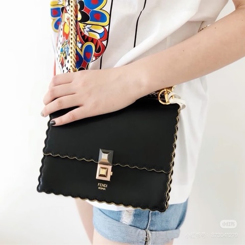 ✨FENDI 黑金 KANI 波浪風琴手提斜背包✨