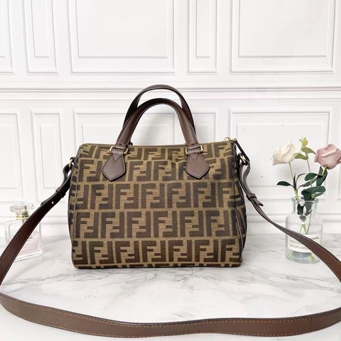 👜 FENDI 經典FF老花波士頓手提斜背包 👜