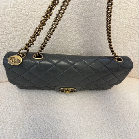 Chanel香奈兒稀有秀款灰金牛皮金幣CF鏈條包，難得小號，尺寸 25x14 cm，專櫃復刻大熱款。金幣可調節長短，配上做舊五金鏈條超顯氣質。原始整體狀態極佳，18開有鐳射。