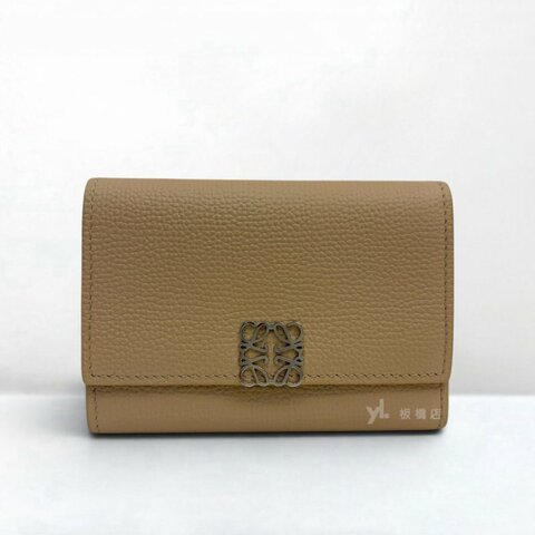 S5581-LOEWE皮夾 Anagram奶茶色小牛皮銀扣三折短夾