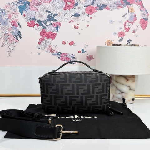 未使用 FENDI 芬迪 黑灰盒子包 經典老花 單肩斜挎 手提皆可 尺寸17*14*10  配塵袋