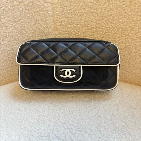 Chanel香奈兒 25P 黑白熊貓相機包，琺瑯扣，芯片款，尺寸約 17x6.5x12 cm。