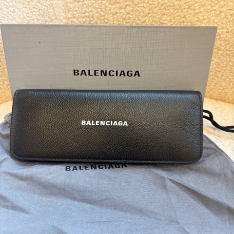 巴黎世家 Balenciaga 黑色長款錢包，容量大體積小，非常實用，附帶盒子。尺寸：長 19 x 寬 2.5 x 高 10 cm。