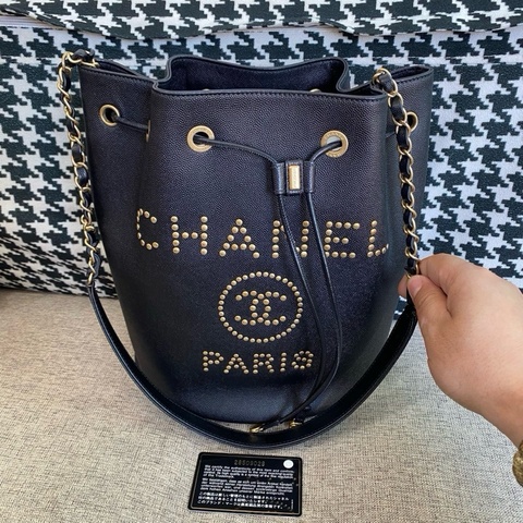 CHANEL香奈兒黑色鉚釘水桶女包28開有卡 尺寸22*27