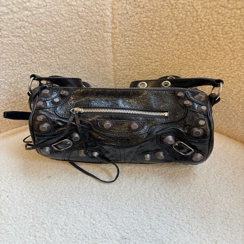 巴黎世家 Balenciaga 新款 Le Cagole 機車圓筒包，黑銀配色，爆裂纹牛皮搭配鉚釘裝飾，尺寸 24x13x11 cm。