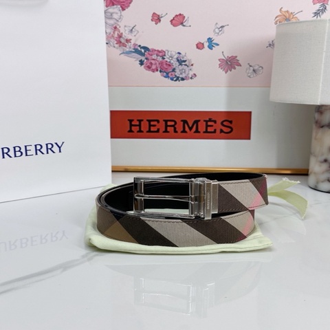 未使用 BURBERRY 巴寶莉 經典格紋銀扣休閒皮帶  配防塵袋） 尺寸1000寬4