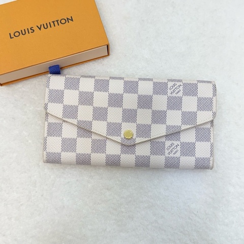 Lv 白色棋盤格信封下蓋長夾