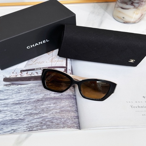 CHANEL 香奈兒 黑色拼色不規則形休閒墨鏡 鏡片帶字母 鏡腿品牌logo識標 配盒