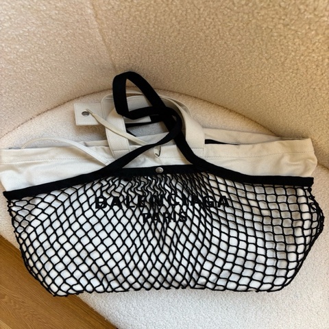 巴黎世家 Balenciaga 24/7 漁網覆蓋層帆布托特包，奶油色拼接黑色，銀色五金配件。中號女款，單肩手提兩用，尺寸 50x30 cm。
