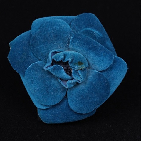 Chanel 宝蓝色丝绒立体山茶花胸针