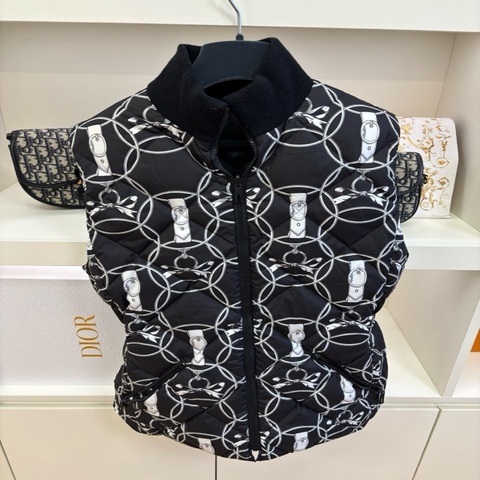 【HERMES】愛馬仕雙面穿麵包羽絨馬甲，黑白配色超好看。98新，原價 ¥24,650。 Hermes #愛馬仕 #時髦穿搭達人推薦 #女神出街穿搭