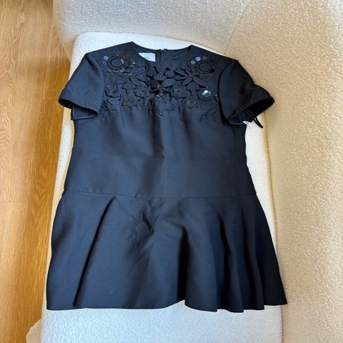 Valentino華倫天奴 經典小黑裙，原價 ¥37,000。尺碼 42碼（170/88A）。衣長 81cm，胸圍 96cm，肩寬 40cm。