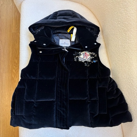 Moncler 蒙口 黑色絨面亮片Logo羽絨馬甲。尺寸：160/84A。約：衣長75CM，肩寬50CM。